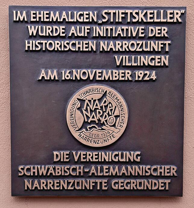 Diese Tafel erinnert an der Fassade des Stiftskellers nun an die Gründung der VSAN im Jahr 1924.