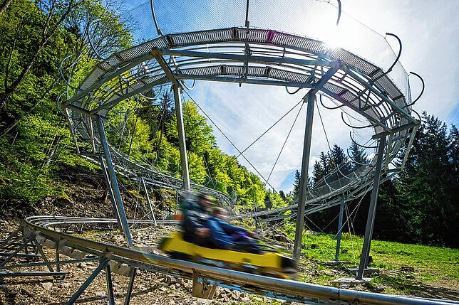 Schwarzwald-Gebirge rahmt den Steinwasen Park ein, in dem eine Bandbreite von Attraktionen geboten wird.