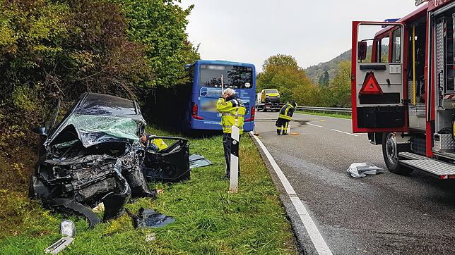 Im Oktober 2018 kollidierte ein Golf während eines Überholmanövers auf der B 314 bei Eggingen frontal mit einem Linienbus. Der ...