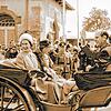 Am 22. Mai 1965 suchte Prinz Philip (in der Kutsche rechts) seine alte Schule auf. Links die strahlende Queen. In der Mitte mit ...