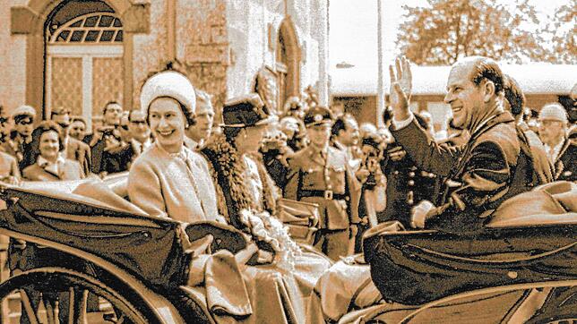Am 22. Mai 1965 suchte Prinz Philip (in der Kutsche rechts) seine alte Schule auf. Links die strahlende Queen. In der Mitte mit ...