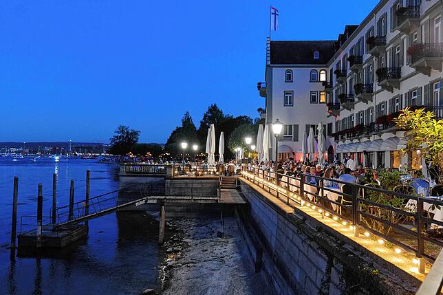 Es gibt wohl kaum einen exklusiveren Ort, um auf das Feuerwerk zu warten, als das Steigenberger Inselhotel. Im Biergarten ist die ...