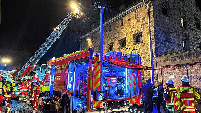 Großeinsatz der Feuerwehr am frühen Morgen des 23. Dezember 2022 vor der Justizvollzugsanstalt Rottweil: In der Nacht steckt der ...