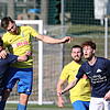 Die SG Dettingen-Dingelsdorf (Nico Meßmer, links) hat sich beim glücklosen FC Singen (Marcel Ernst) nicht unterkriegen lassen und gewann ...