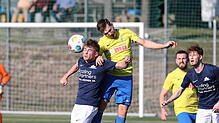 Die SG Dettingen-Dingelsdorf (Nico Meßmer, links) hat sich beim glücklosen FC Singen (Marcel Ernst) nicht unterkriegen lassen und gewann ...