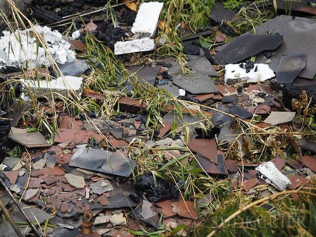 Mit diesem Material war das Dach gedeckt - es hat zeitweise Angst vor den tückischen Asbestfasern ausgelöst.