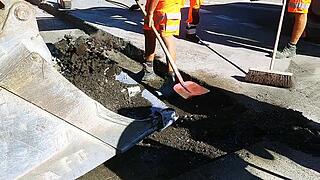 Alter Asphalt wird weggeräumt