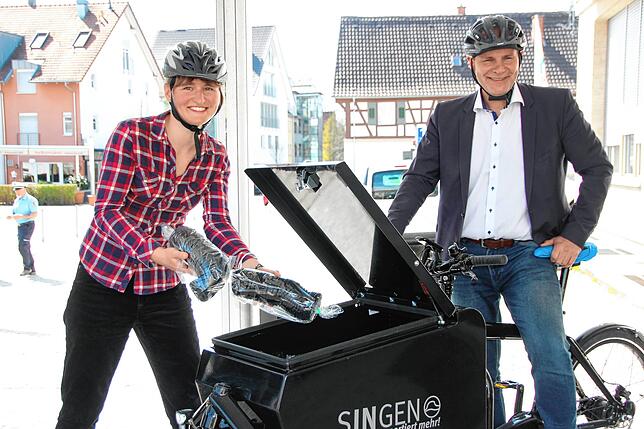 Die Klimaschutzmanagerin Johanna Volz und Oberbürgermeister Bernd Häusler (von links) beim Start des Systems. Insgesamt machen bis jetzt ...
