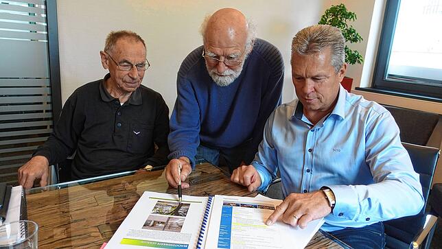 Im Mai 2019 stellen Paul Fundel (von links) und Roland Hecht mit Jürgen Hauke vom Netzwerk für Friedrichshafen die knapp 50-seitige ...