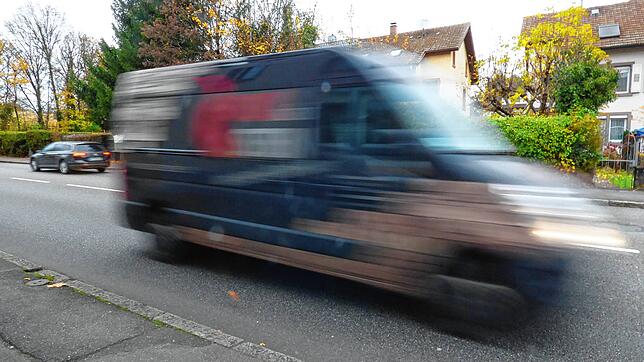 Auf der B34-Ortsdurchfahrt 50 Sachen belassen oder doch auf 30 reduzieren? Darüber scheiden sich die Geister im Gemeinderat Bad ...