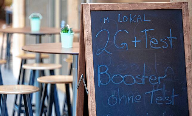 Verschärfte Zugangsregeln in der Gastronomie sollen einen starken Anstieg der Omikron-Fälle verhindern.