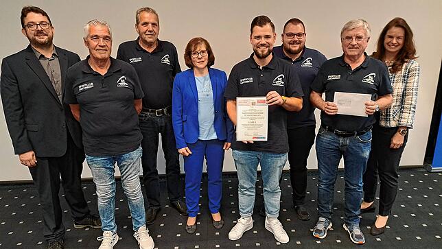 8. Preis: 1500 Euro gehen an den SC Lauchringen. Von links: Markus Baier, Roland Steffen, Walter Jäger, Lauchringens ...