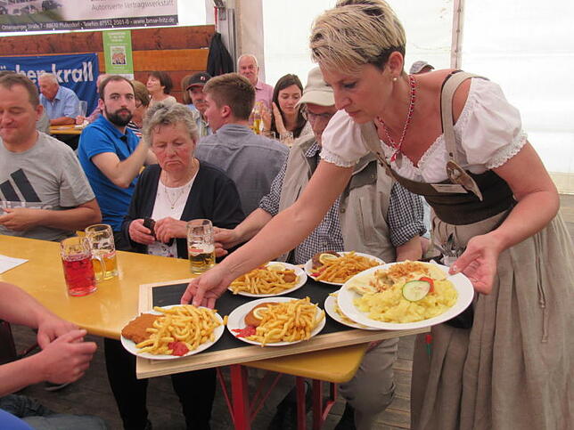 Auch die Festküche des Gögginger Bierfests trägt zur Mittagszeit zur guten Stimmung der Besucher bei.