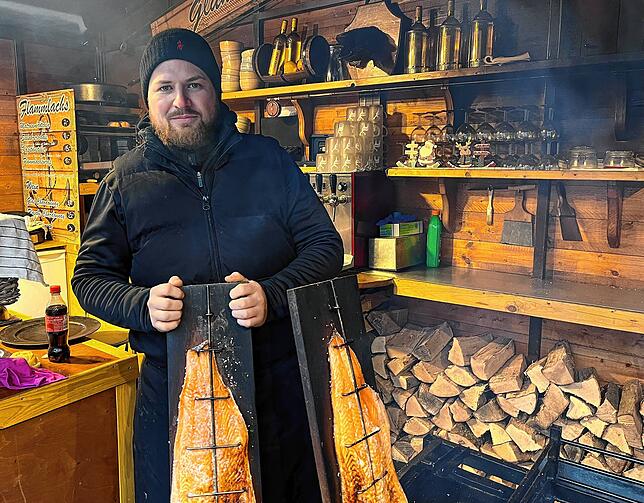 Standbetreiber Jeffrey Geissler musste die Preise für sein Essen wegen der steigenden Energiekosten erhöhen.