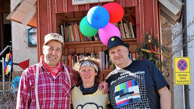 Stefan Stemmer, Melanie Hörrmann-Bätzner und Jürgen Bätzner vor dem &bdquo;Orsinger Bücherhäusle&ldquo;, das sie initiierten und betreuen.