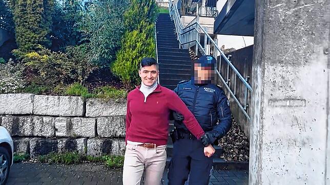 Rechtsextremist Martin Sellner wird in Tegerfelden von der Kantonspolizei Aargau abgeführt.