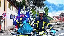 Zwei Feuerwehrleute haben den Jungstorch aus seiner misslichen Lage befreit und vom Dach geholt. Das Tier ist nun in der Tierklinik in ...