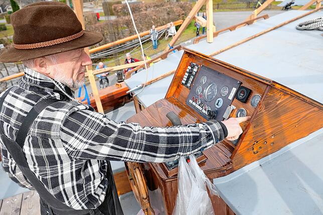 Benno Lindenkamp zeigt die Ausbesserungen am Cockpit.