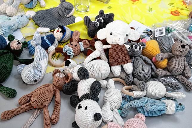 Mit viel Liebe hat Heidi Weber die unterschiedlichsten Kuscheltiere und Puppen für Kleinkinder angefertigt.