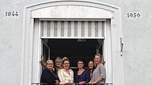 Aus dem Fenster des Zimmers der Verwaltungsleiterin von Dettingen-Wallhausen blicken (von links) Sylvia Madl, Monika Dohse, Rebecca ...