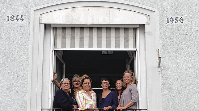 Aus dem Fenster des Zimmers der Verwaltungsleiterin von Dettingen-Wallhausen blicken (von links) Sylvia Madl, Monika Dohse, Rebecca ...