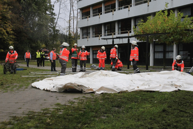 Bild 2: Hubschrauber am Himmel, Schwerverletzte am Boden: Wir haben die Terrorübung in Friedrichshafen in Bildern und Videos festgehalten