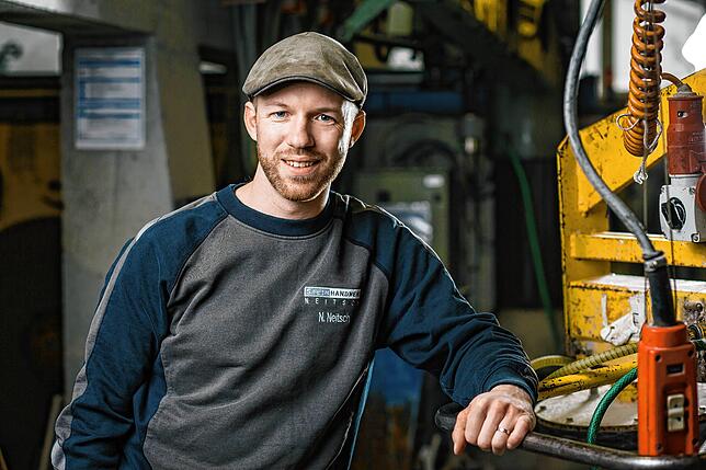 Steinmetzmeister Niklas Neitsch in seiner Werkstatt in Stockach.