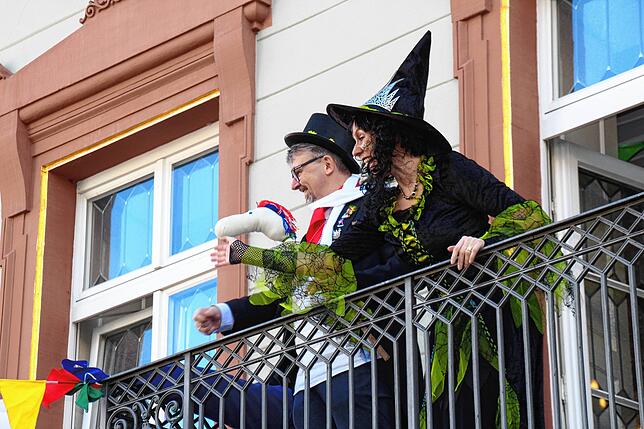 Bild 42: Närrisches Treiben beim Schließen von Rathaus und Banken