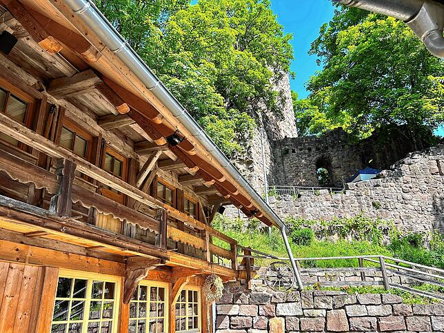 Idylle im Schatten der Burgruine: Seit 16 Jahren bewirten Fritz und Elke Beck in der Waldau-Schänke.