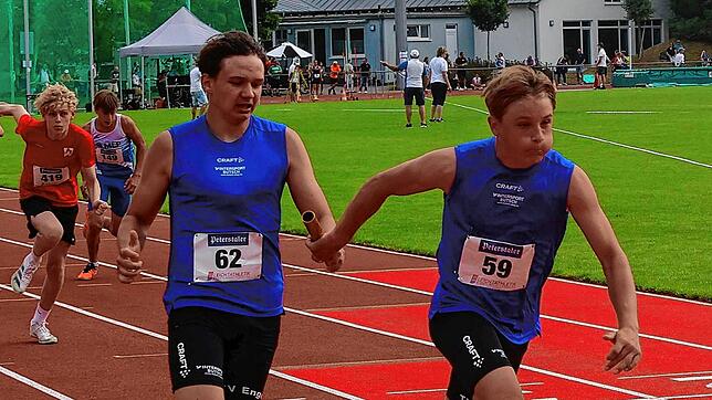 Die 4x100m-Staffel der Startgemeinschaft Konstanz-Engen-Aach-Linz – hier beim Wechsel von Sedric Saur auf Valentin Lang – auf dem Weg zu ...