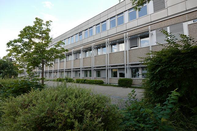 Hier braucht die Telekom in den nächsten Jahren immer weniger Platz: Das Technikgebäude, das sich bis zur Jahnstraße zieht, wird teils ...
