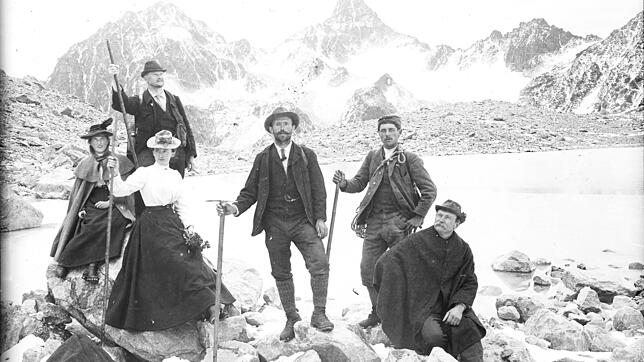 In Cordhosen und Gamaschen zum Gipfel: Mitglieder der Sektion Tübingen sind auf dieser Fotografie von 1900 zu sehen. Bild: Archiv DAV