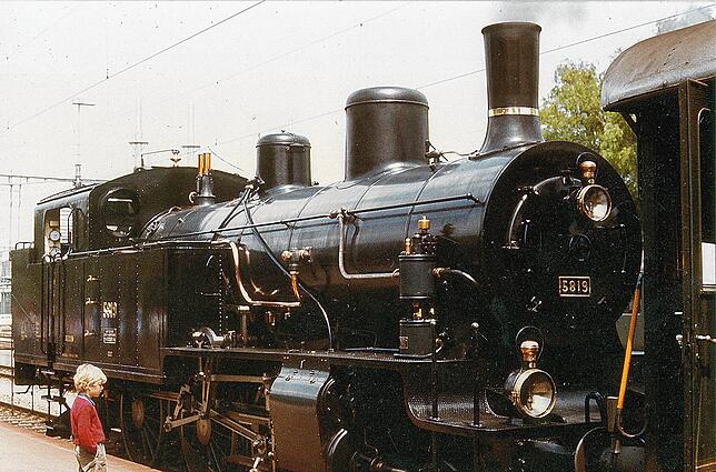 Diese im Singener Bahnhof fotografierte Dampflok war einst auf der Etzwiler Bahn unterwegs und wurde als eine der wenigen ihrer Baureihe ...