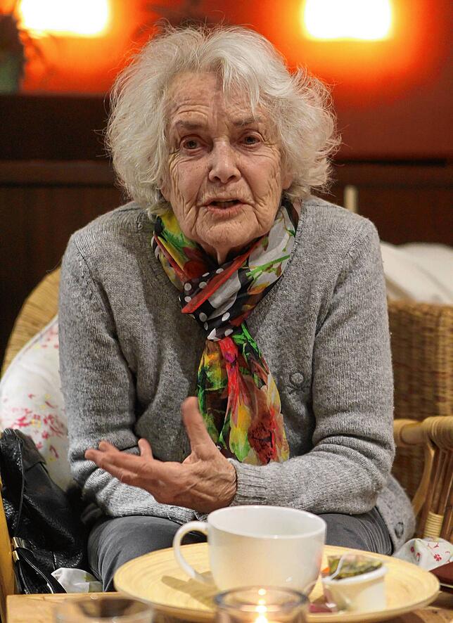 (Archivbild) Engagiert und interessiert war Helga Jauss-Meyer zeitlebens, hier ein Bild aus dem Jahr 2017 in lebhafter Diskussion.