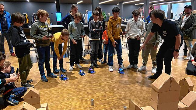 Auch das ist smart: Junge Teilnehmer haben beim Smart-Green-City-Auftakt gelernt, Roboter so zu programmieren, das sie Objekte (hier ...