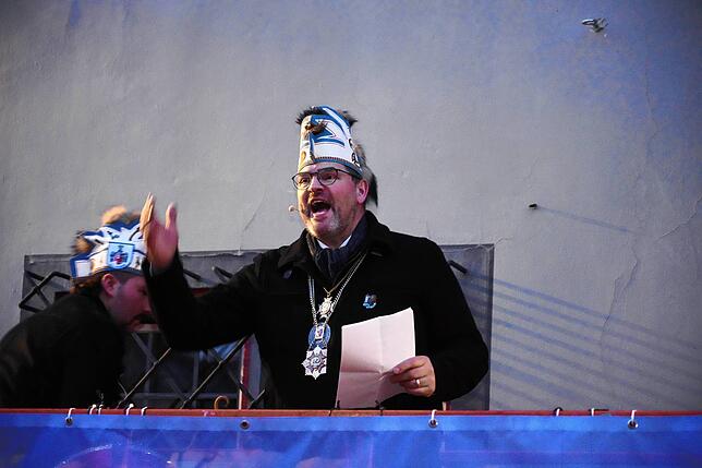 Bild 3: Fasnet Villingen: Die Narren holen sich ihren Rathausschlüssel vom OB