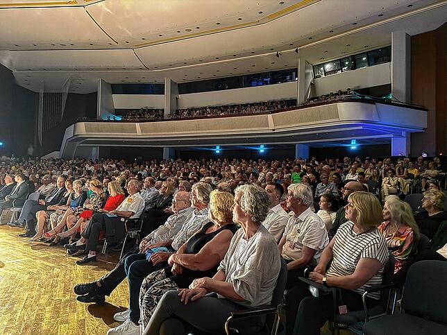 Voll besetzter Hugo-Eckener-Saal im Graf-Zeppelin-Haus bei der Premiere der „Blues Brothers“