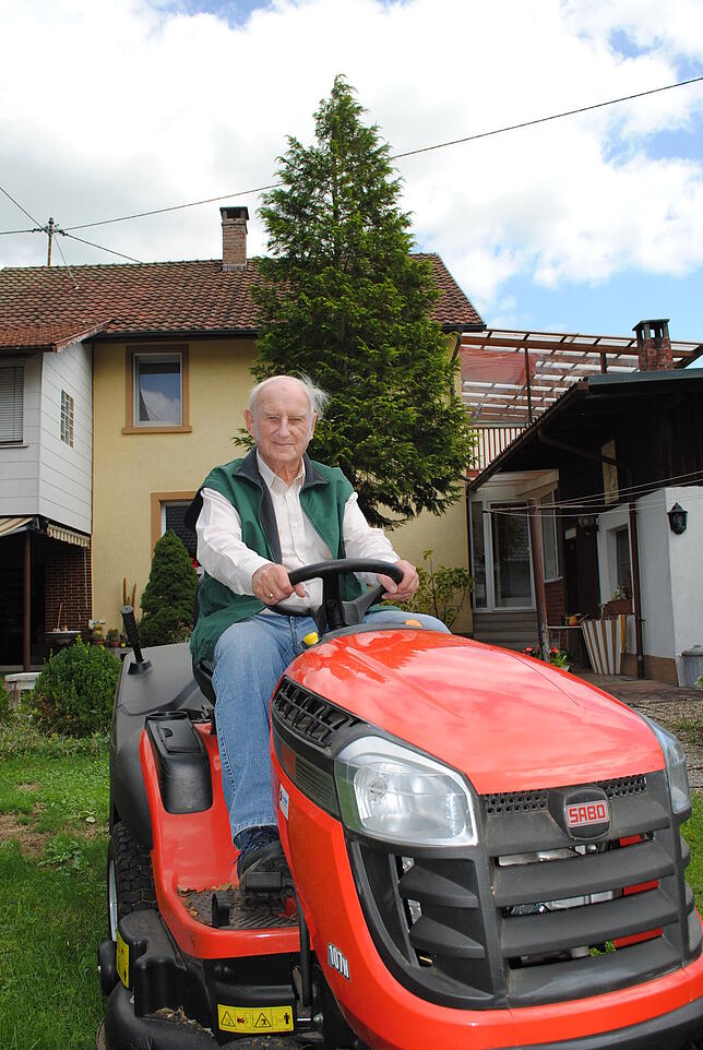 Heute ist Bernhard Kuhne auf seinem Rasentraktor aktiv, mit dem er immer noch seinen großen Garten pflegt.