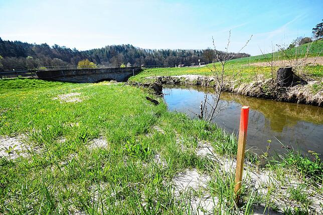 Ab 3. Mai beginnt der Bau einer Behelfsbrücke in Form einer Verdohlung der Mahlspürer Aach neben der Freibad-Brücke (L194), da diese ...