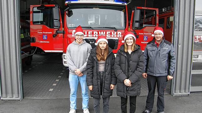 Beim Weihnachtsmarkt auf der Insel im Einsatz (von links): Jordan Degen, Jette und Felicitas Koop sowie Feuerwehr-Jugendwart Sebastian ...