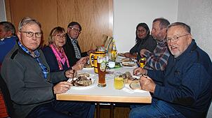 Johann Freudenmann, Hannelore und Josef Freudenmann, Angela Dufner, Manfred Dufner und Konrad Nipp (v.l.) lassen sich das Kesselfleisch ...