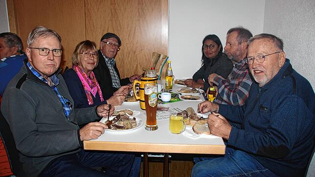 Johann Freudenmann, Hannelore und Josef Freudenmann, Angela Dufner, Manfred Dufner und Konrad Nipp (v.l.) lassen sich das Kesselfleisch ...