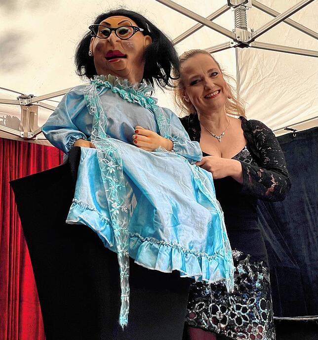 Die Bauchsängerin Murzarella, mit bürgerlichem Namen Sabine Murza, verleiht ihren Figuren, hier Frau Adelheid, nicht nur eine ...