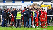 Rudelbildung nach dem Abpfiff: Einige Spieler des TSV Singen und des Freiburger FC gerieten nach der Partie aneinander.