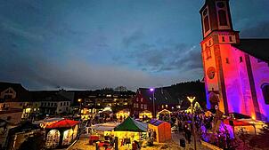 Der Schönwälder Weihnachtsmarkt findet auch dieses Jahr auf dem Dorfplatz, Rathausplatz sowie in und um die Uhrmacher-Ketterer-Halle ...