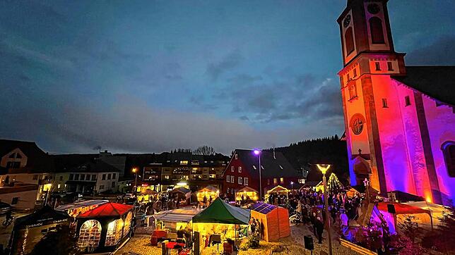 Der Schönwälder Weihnachtsmarkt findet auch dieses Jahr auf dem Dorfplatz, Rathausplatz sowie in und um die Uhrmacher-Ketterer-Halle ...