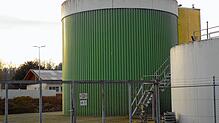 Noch wird überschüssiges Gas aus dem Faulturm abgefackelt. Künftig soll es ein Blockheizkraftwerk antreiben. Fotos: Brigitte Chymo