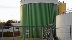 Noch wird überschüssiges Gas aus dem Faulturm abgefackelt. Künftig soll es ein Blockheizkraftwerk antreiben. Fotos: Brigitte Chymo