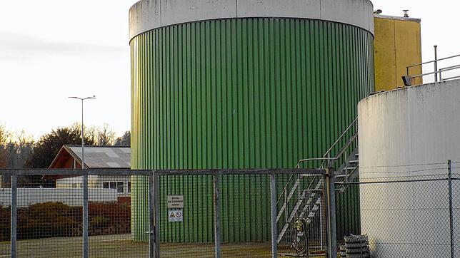 Noch wird überschüssiges Gas aus dem Faulturm abgefackelt. Künftig soll es ein Blockheizkraftwerk antreiben. Fotos: Brigitte Chymo