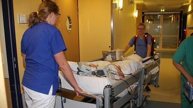 Ein Intensivpatient wird vom Altbau in den Neubau verlegt.